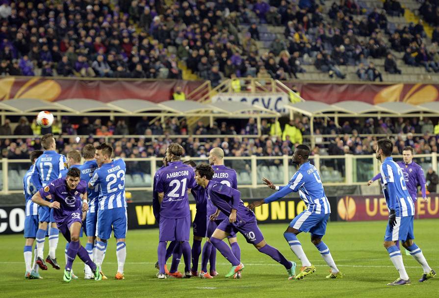 La Fiorentina pareggia contro l’Esbjerg 1-1, ma accede agli ottavi di Europa League contro la Juventus. Sblocca il punteggio una punizione di Ilicic al 2’ della ripresa, Nella foto, la palla dello sloveno sorvola la barriera. Ansa 